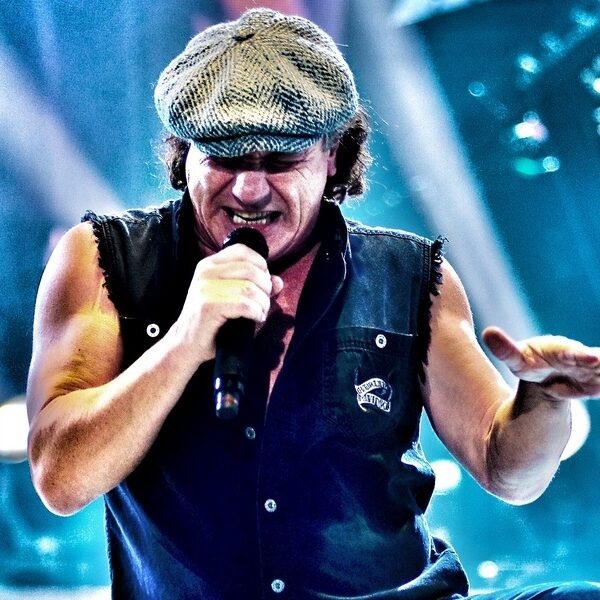 Brian Johnson se souvient de la fête de l’amour lors de l’hommage à Taylor Hawkins