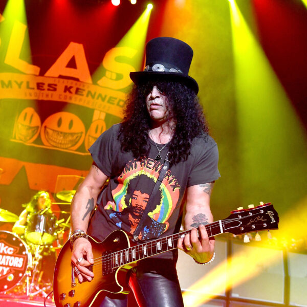 Slash confirme la sortie de deux nouvelles chansons de GNR.