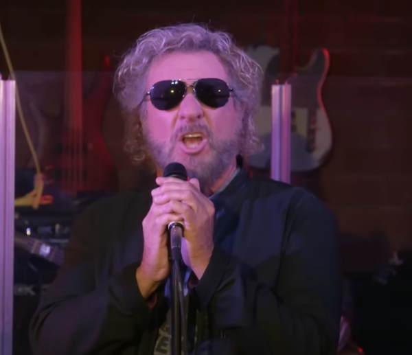 Regardez Sammy Hagar et Rick Springfield chanter « Jessie’s Girl ».