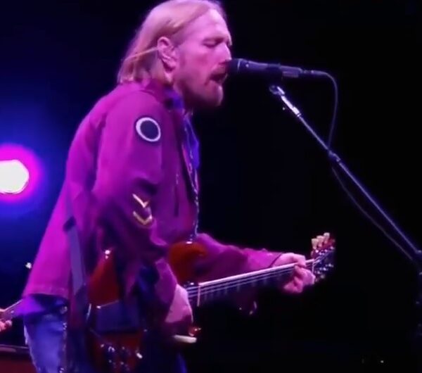 La voix isolée de Tom Petty pour « Learning to Fly » nous emmène dans un autre endroit.