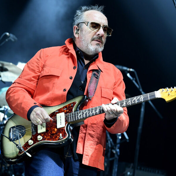 Elvis Costello reprend les Beatles, les Stones et les Byrds sur un nouveau disque studio