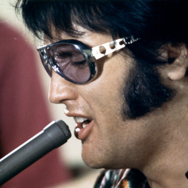 Flashback : Ouverture du film du concert « Elvis : That’s The Way It Is ».