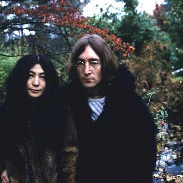 Flashback : John & Yoko se rencontrent, Paul est mort ???