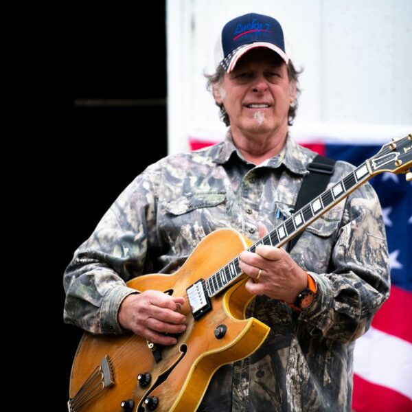 Ted Nugent accuse Dolly Parton d’être une « artiste satanique ».