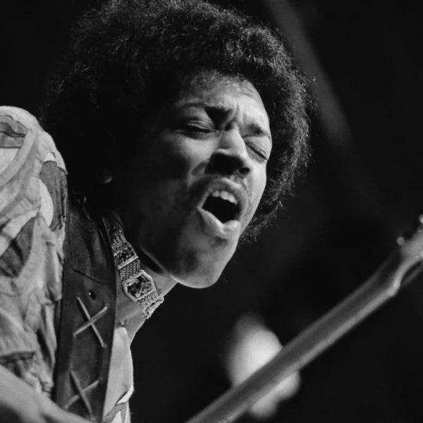 Pourquoi Jimi Hendrix jouait-il de sa guitare à l’envers ? Découvrez-le !