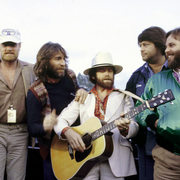 Les Beach Boys sont prêts pour un hommage aux Grammy Awards en prime time ; Weezer sera sur scène.