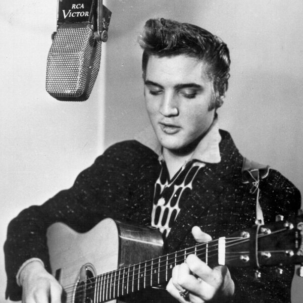 Flashback : Elvis enregistre  » Heartbreak Hotel « .