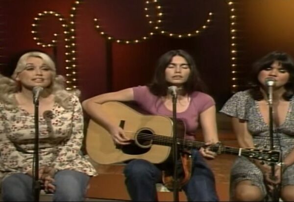 La première performance en trio de Linda Ronstadt, Dolly Parton, et Emmylou Harris