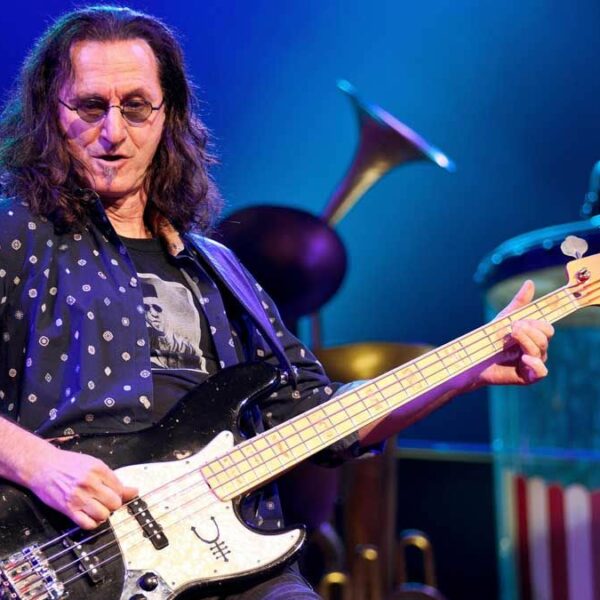 Le bassiste Geddy Lee a dit « pour toujours mon héros »