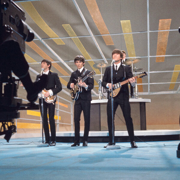 Flashback : Les Beatles débarquent en Amérique et jouent au « Ed Sullivan Show ».