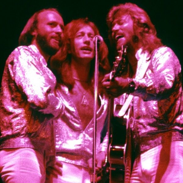 Il y a 45 ans : The Bee Gees’ ‘Stayin’ Alive  » en tête des ventes