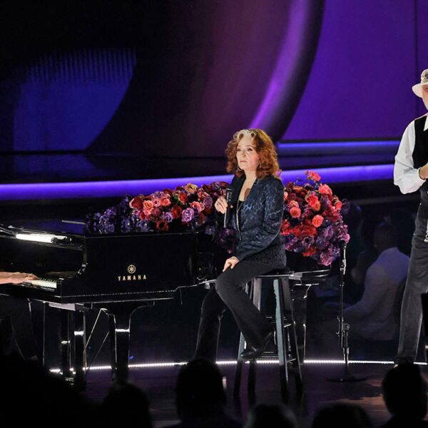 Mick Fleetwood, Bonnie Raitt et Sheryl Crow rendent hommage à Christine McVie aux Grammys 2023