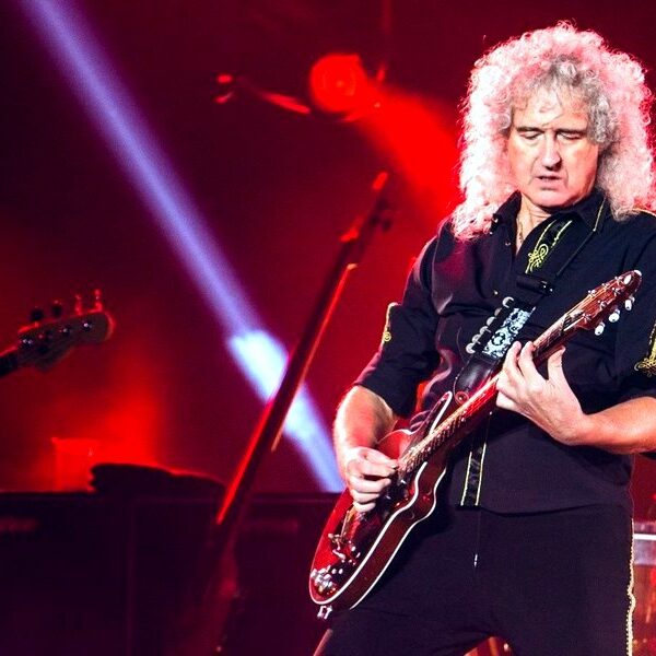 Brian May est fait chevalier par le roi Charles au palais de Buckingham