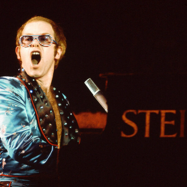 Il y a 50 ans ! !! La chanson d’Elton John  » Don’t Shoot Me I’m Only The Piano Player  » est numéro un.