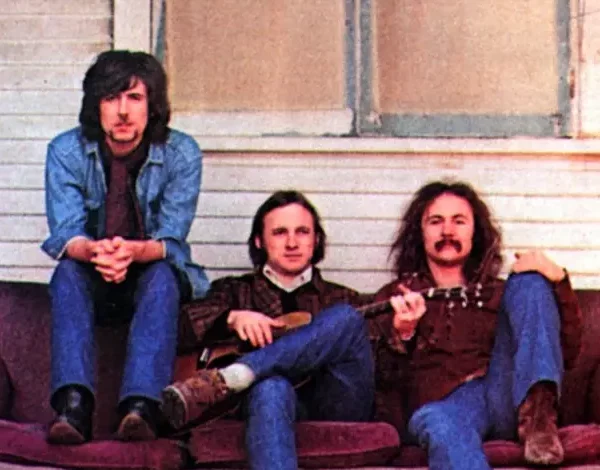 Le chant isolé de la chanson « Helplessly Hoping » de Crosby, Stills et Nash est paradisiaque.