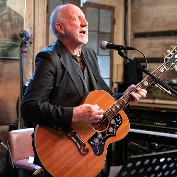 Pete Townshend et Ann-Margret reprennent la chanson « Bye Bye Love ».