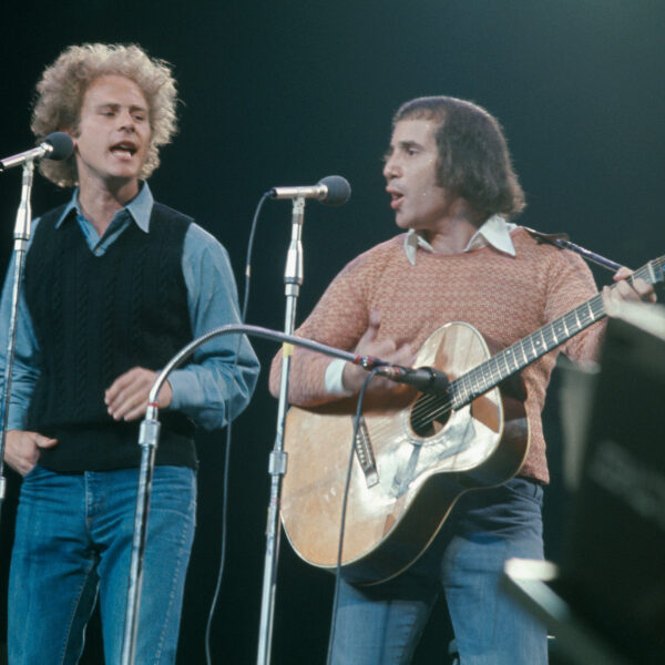 Flashback : Le « Bridge Over Troubled Water » de Simon & Garfunkel en tête du classement des albums