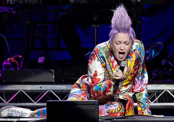 Cyndi Lauper, 69 ans, montre son mohawk violet lors d’un concert