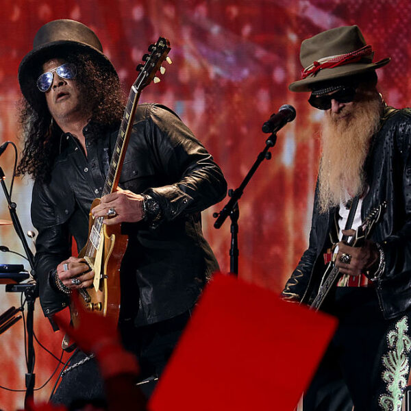 Billy Gibbons et Slash rendent hommage à Gary Rossington aux CMT Awards