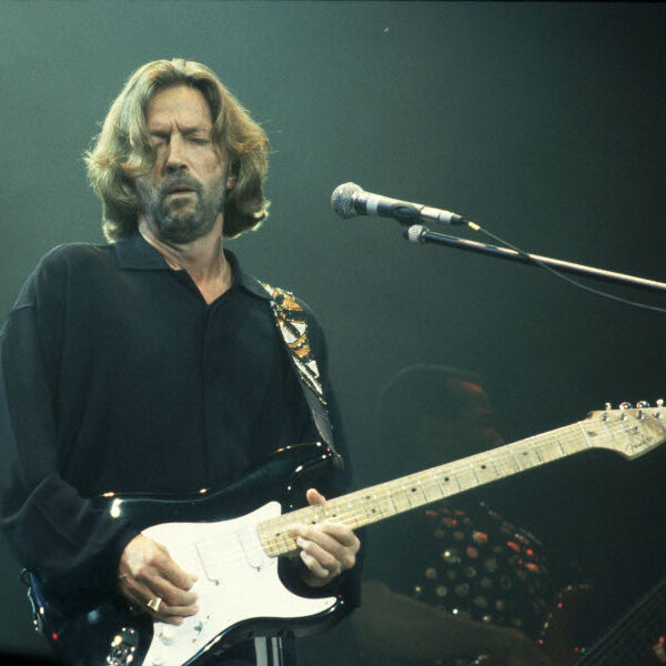 Eric Clapton publie la vidéo de « Knockin’ On Heaven’s Door » avec Phil Collins