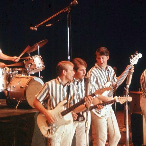 Il y a 60 ans aujourd’hui : Les Beach Boys enregistrent « Surfer Girl » et « Little Deuce Coupe ».