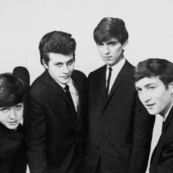 Retour en arrière : Les Beatles enregistrent pour EMI ; Lennon joue sur scène avec Zappa