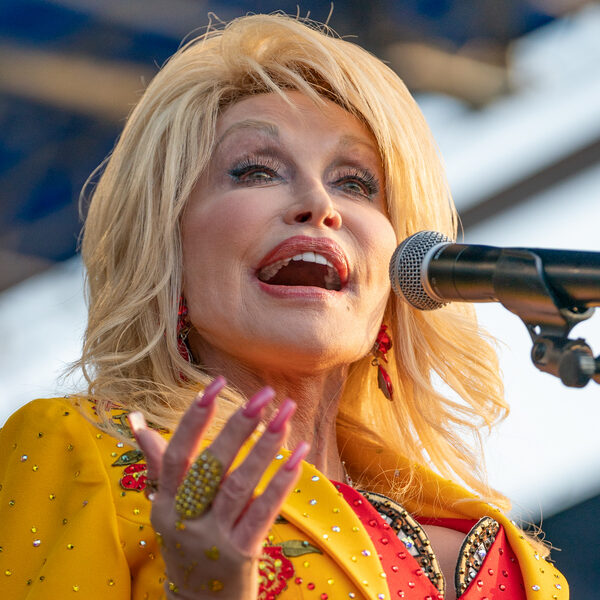 Dolly Parton dévoile deux nouvelles chansons de son prochain album « Rockstar ».