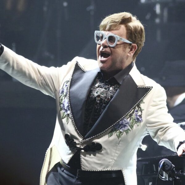 Elton John se rapproche d’un chiffre d’affaires sans précédent de 900 millions de dollars dans les derniers jours de sa tournée d’adieu