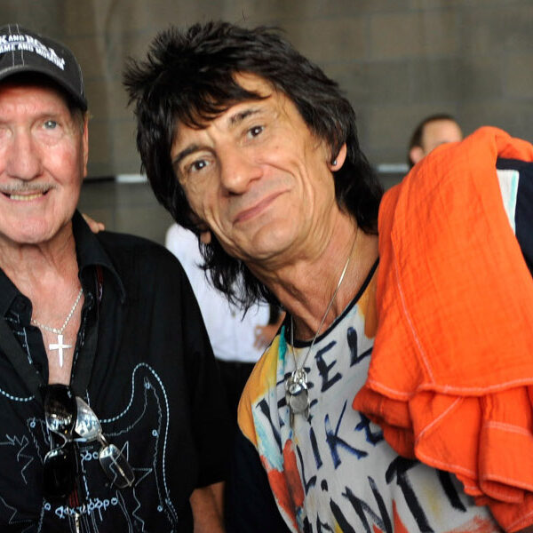 Ron Wood, Brian May et Van Morrison en compagnie du légendaire James Burton