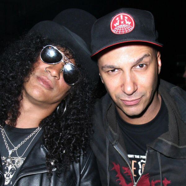 Slash et Tom Morello présentent en direct le duel de guitares « Interstate 80 ».