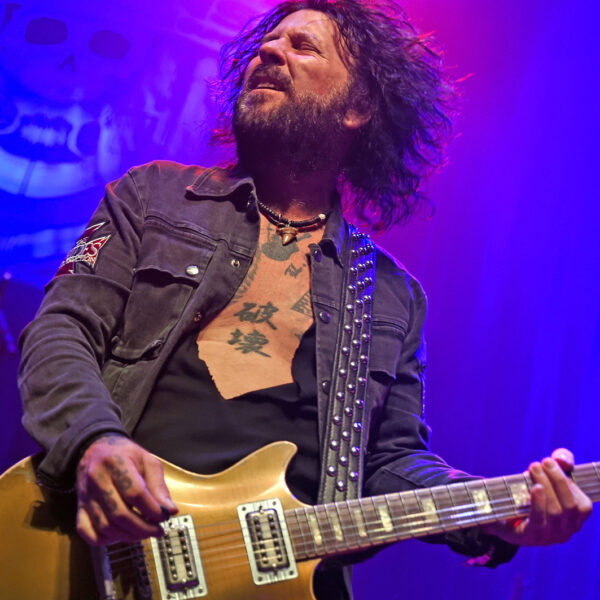 Tracii Guns de L.A. Guns dresse la liste des 5 plus grands guitaristes de rock de tous les temps