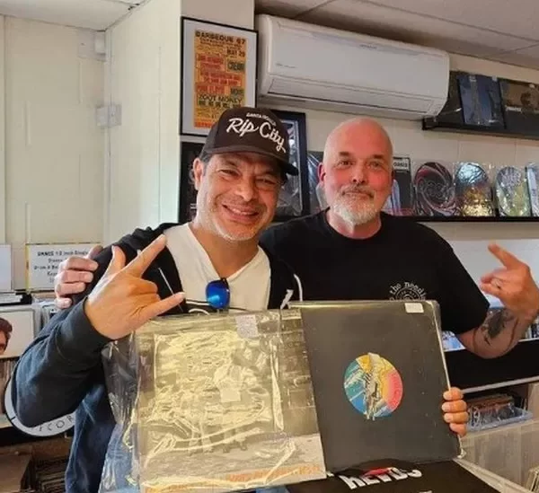 Le bassiste de Metallica passe chez un disquaire indépendant