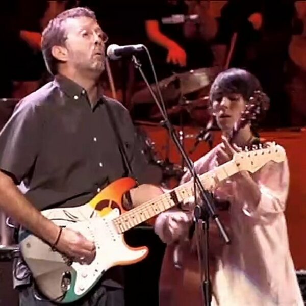 Regardez Paul McCartney et Eric Clapton interpréter « While My Guitar Gently Weeps ».