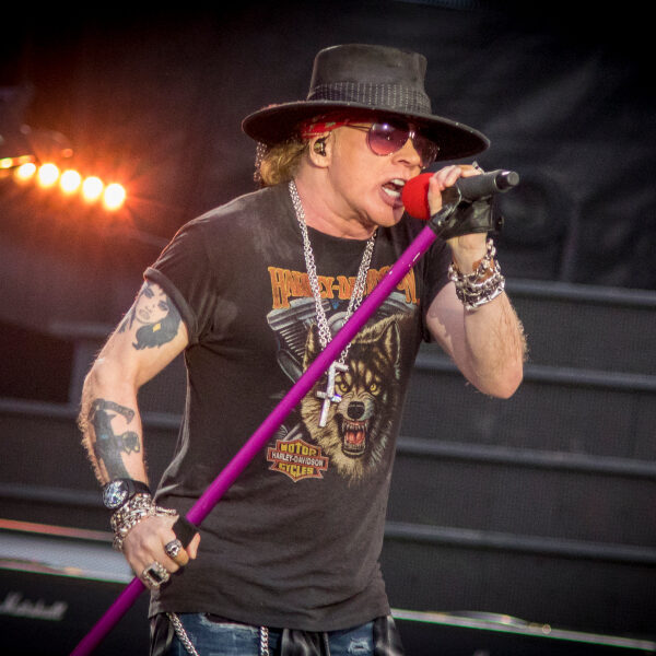 Axl Rose trébuche pendant le concert de Guns N ? Roses
