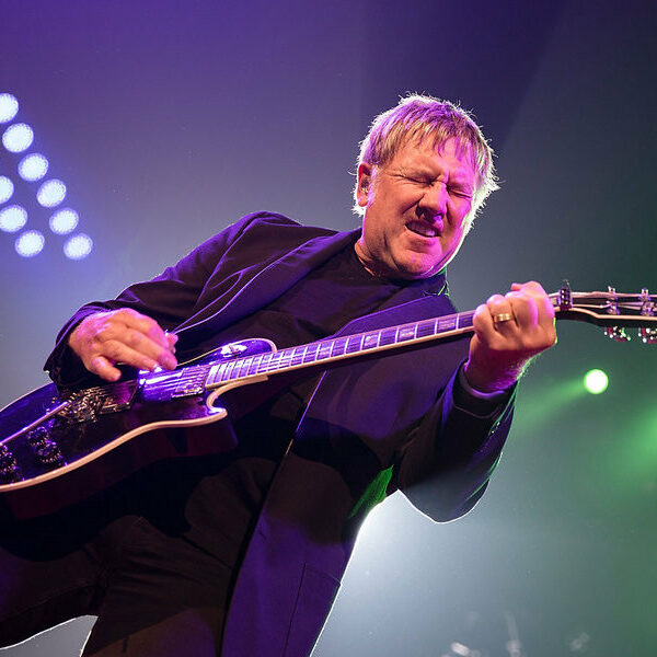 Alex Lifeson de Rush présente sa nouvelle guitare personnalisée