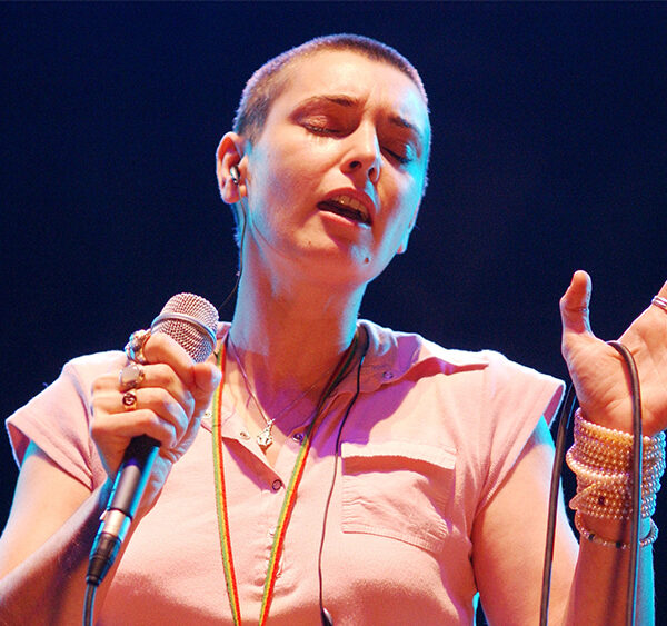 Sinéad O’Connor, chanteuse irlandaise qui a connu la gloire avec « Nothing Compares 2 U », meurt à 56 ans
