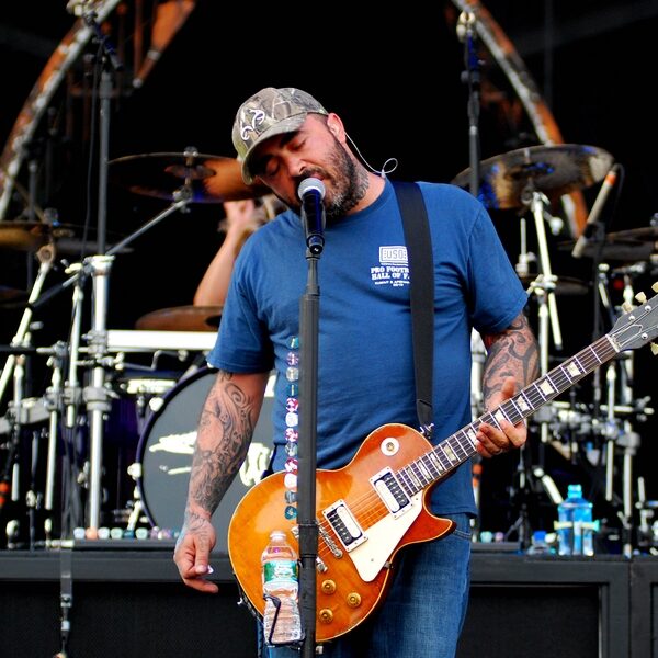 Staind se hisse à la première place du palmarès du rock actif avec « Lowest In Me ».