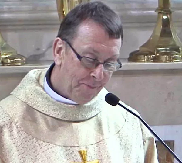 Un prêtre à la voix soyeuse interprète « Hallelujah » alors que les mariés entrent dans l’église