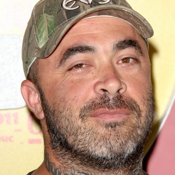 Le chanteur de Staind, Aaron Lewis, célèbre le succès de la musique country et du rock en même temps