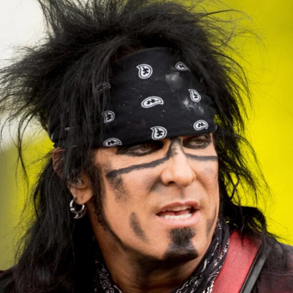 Nikki Sixx utilise probablement des pistes d’accompagnement, explique l’ancien membre de Mötley Crüe.