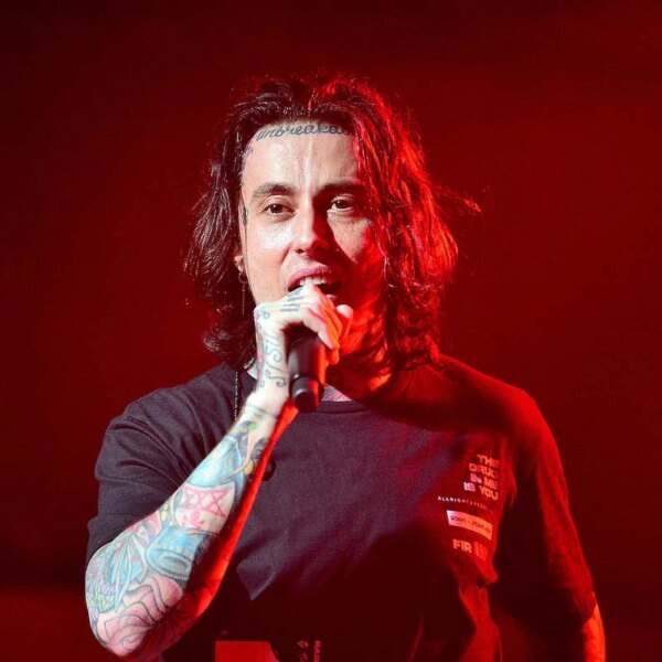 Ronnie Radke risque d’être annulé avec sa critique de la « tendance trans et gay ».