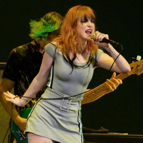 Hayley Williams envoie un avertissement à l’équipe de Paramore : « Quelqu’un va se faire virer ».