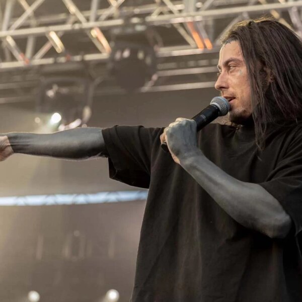 Ronnie Radke se moque des détracteurs de Falling In Reverse en utilisant les statistiques de streaming de Spotify
