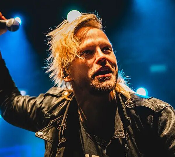 Le chanteur de Skid Row, Erik Grönwall, écrase le classique de MOTLEY CRUE « Kickstart My Heart ».