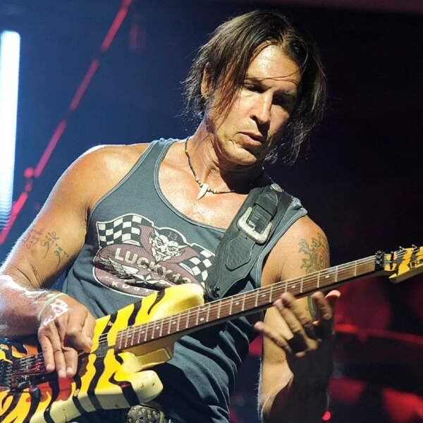 George Lynch affirme que les icônes de la guitare ont « payé le prix » pour figurer sur la liste des plus grands guitaristes.