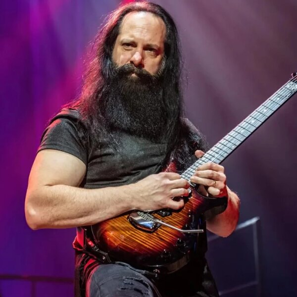 John Petrucci ressent la pression alors que des milliers de personnes l’enregistrent sur scène