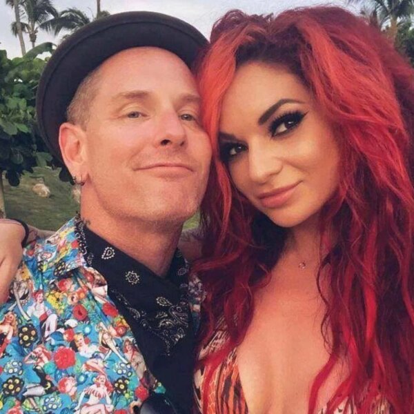 La femme de Corey Taylor, Alicia, critique les groupes de rock qui effacent leurs comptes sur les réseaux sociaux pour attirer l’attention.