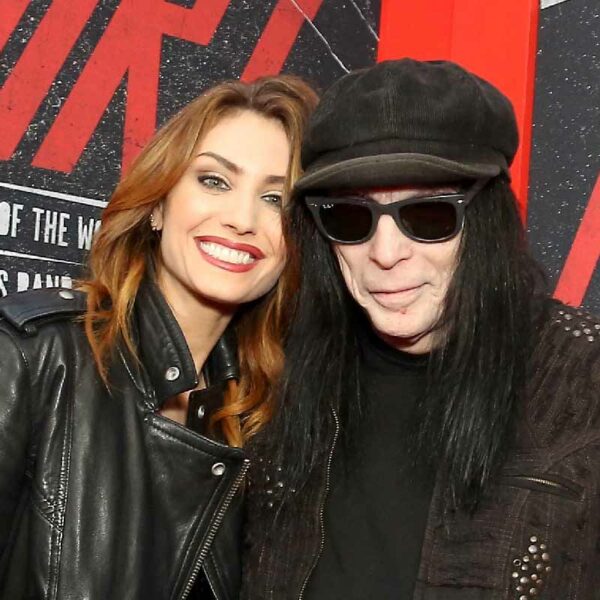 La femme de Mick Mars, Seraina, parle du nouvel album solo de son mari : ‘Blood, Sweat, Tears’ (Sang, sueur, larmes)